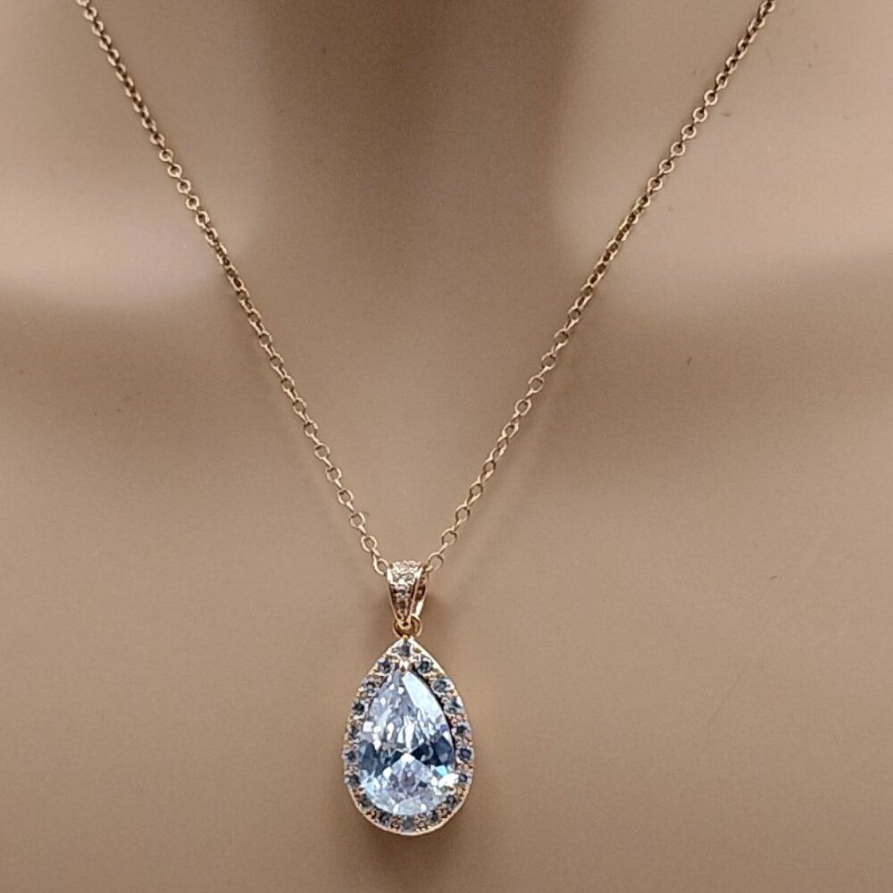 Dainty Rose Gold-toned Teardrop Pendant Necklace NWOT